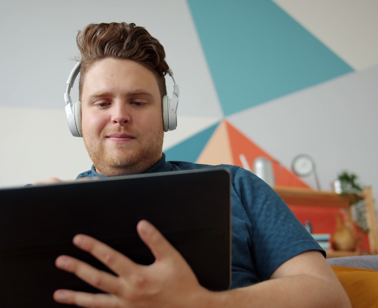 Aluno em aula ao vivo pelo tablet com fones
